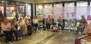 Para Ibu serius menyimak materi tentang speech delay