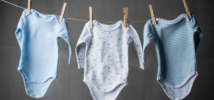 Merelakan Baju Bayi yang Sudah Tak Terpakai